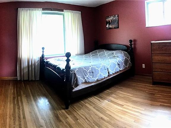 5th image of 15 Laurentian Dr