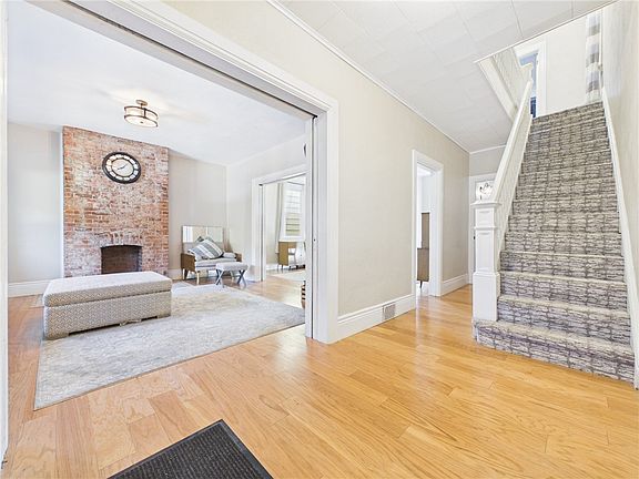 4th image of 1872 Greenleaf St