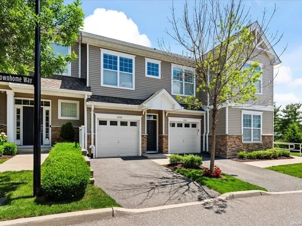 2002 Townhome Way #2002, Huntington Station, NY 11746