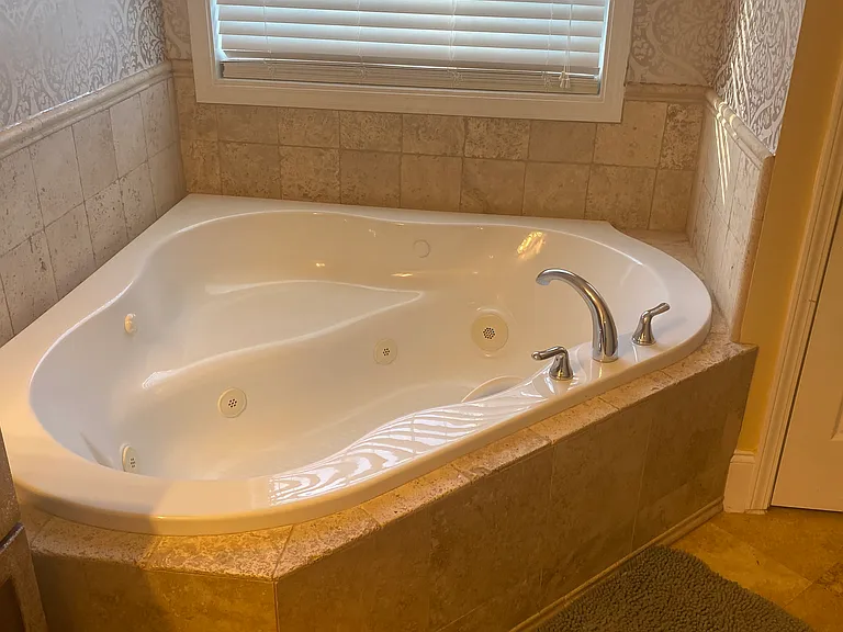 Master bathroom 
Jacuzzi tub with jets