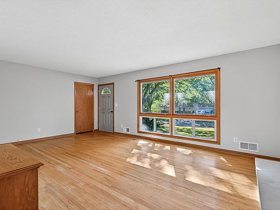 5th image of 1765 Garland Ln N
