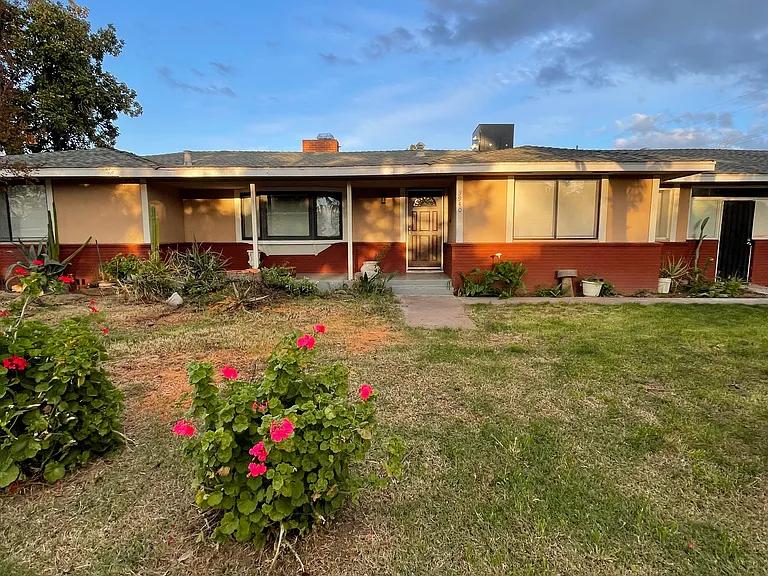 3940 N Maroa Ave — Photo 1