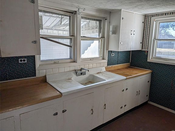 2nd image of 2020 Illinois Ave