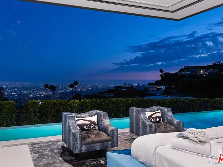 1814 N Doheny Dr — Photo 16
