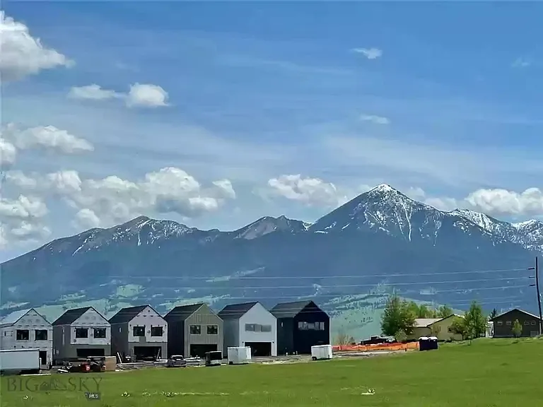Elevated Montana Living: Where the Peaks Meet Your Front Door — Photo 9