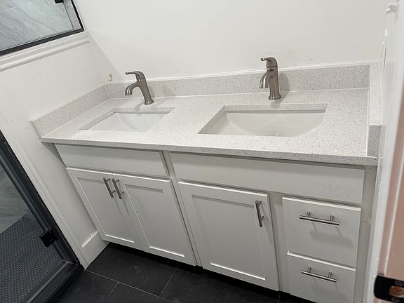 his and hers sinks, granite counters