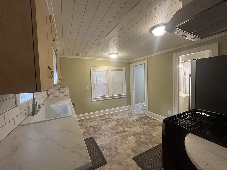 925 Windsor Ave — Photo 12