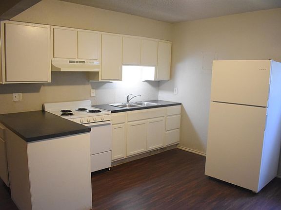 2nd image of 1606 Elkhart Ave APT 27