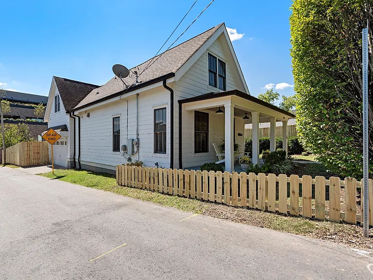 1109 Lawrence Ave — Photo 2