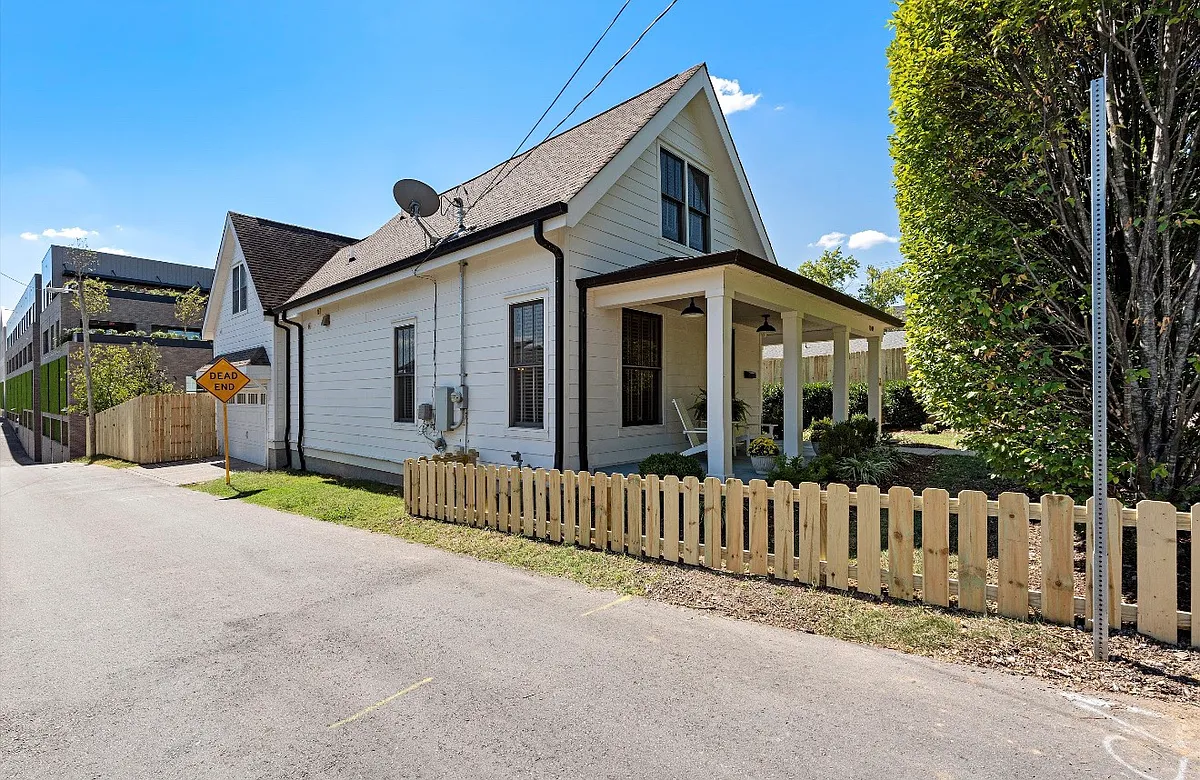 Building Photo - 1109 Lawrence Ave