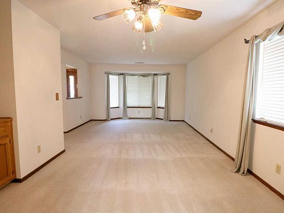 3rd image of 2749 E Paradise Ave