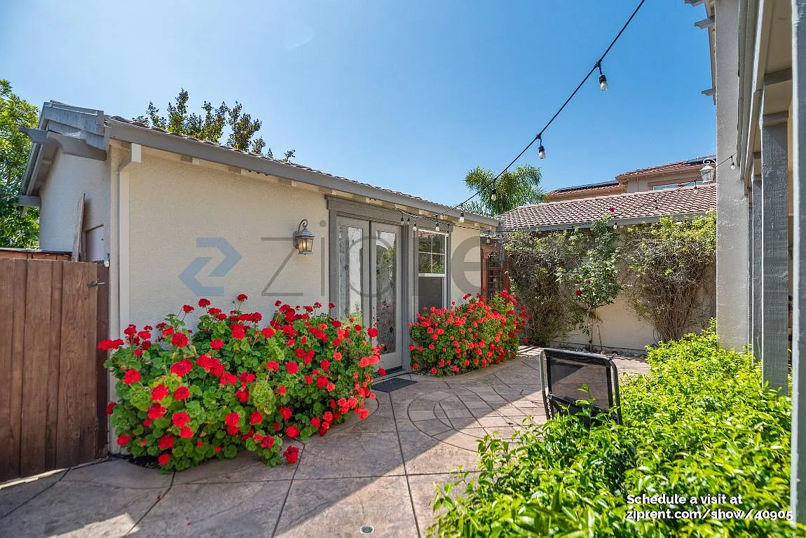 Studio, 500 sqft, $1,575 — Photo 4