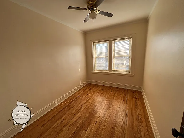 Bright and Sunny Forest Park Apts! — Photo 10