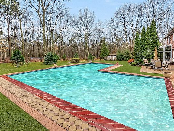 3rd image of 21 Woodbrook Cir