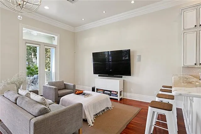 6075 Laurel St — Photo 13