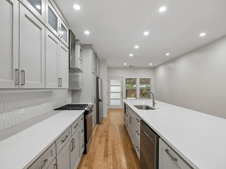 710 N Madison Ave — Photo 6