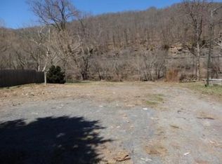 3345 Greenbrier Dr, Hinton, WV 25951