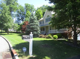 8 Klingher Ct, Pomona, NY 10970