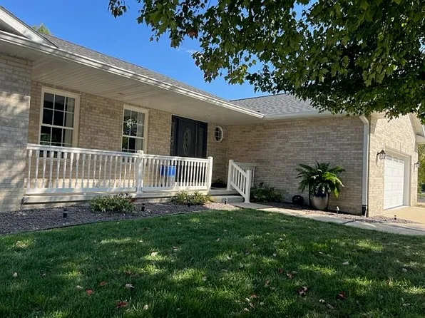 316 Brookside Ln, Chatham, IL 62629