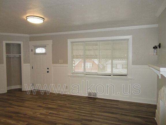 4th image of 818 Woodbourne Ave