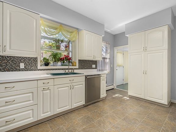 4th image of 956 Maple St