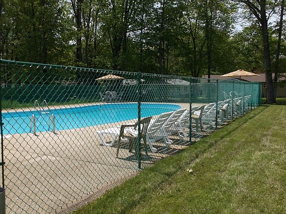 3rd image of 280 Maplewood Dr APT 4