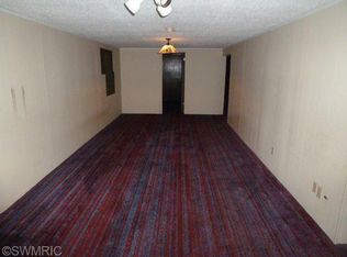 585 Hendrick Rd, Norton Shores, MI 49441