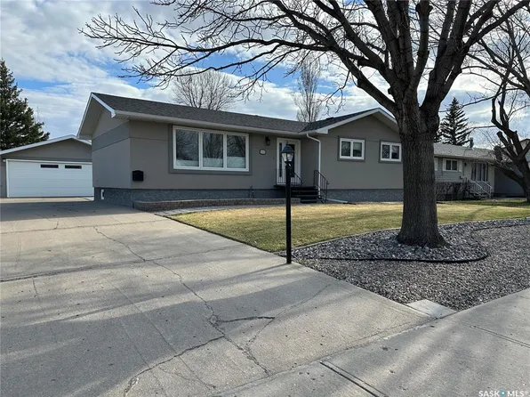 606 Staveley CRESCENT, Weyburn, SK S4H 2T6