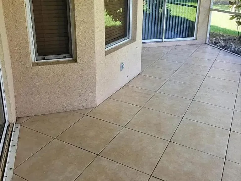 1011 Grove Dr — Photo 2