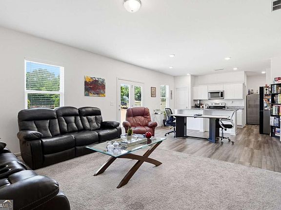 4th image of 65 Knightsbridge Ln