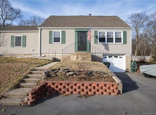 32 Knoll Dr, Groton, CT 06340