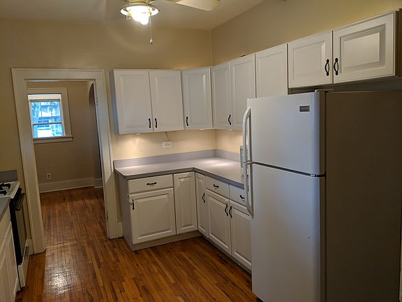 3rd image of 924 Highland Ct