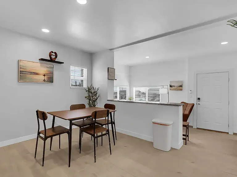 Full Kitchen with Dining Table