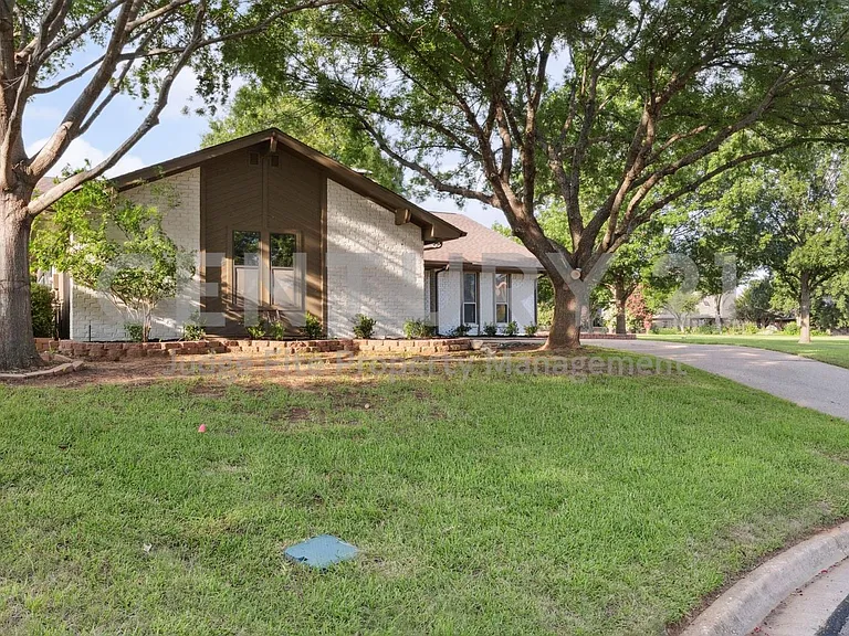 1308 Clubhouse Ct — Photo 2