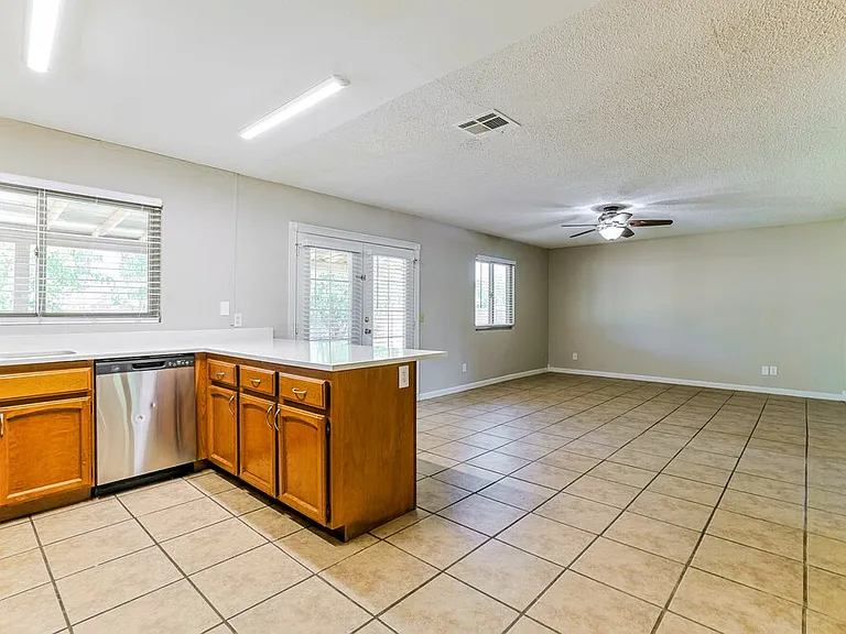 562 W Highland St — Photo 7