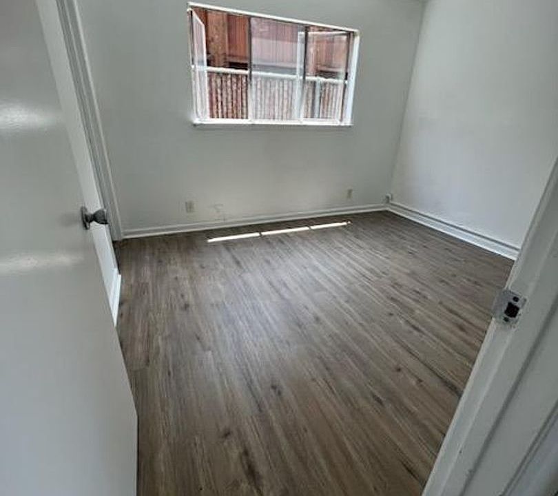 Building Photo 3