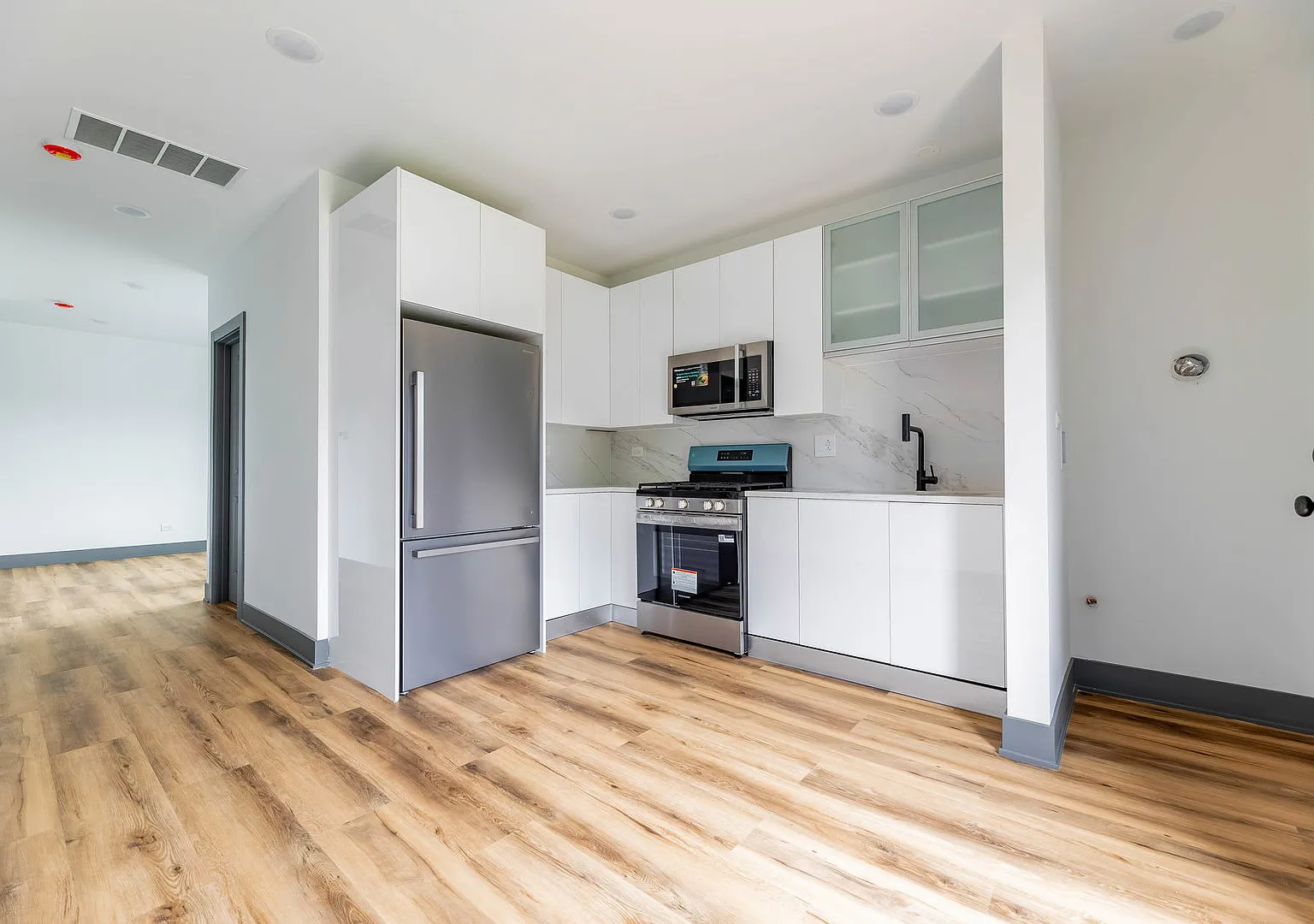3 bed, 1064 sqft, $2,200 — Photo 4
