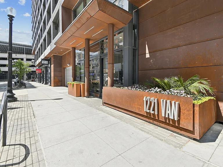 1221 Van — Photo 39