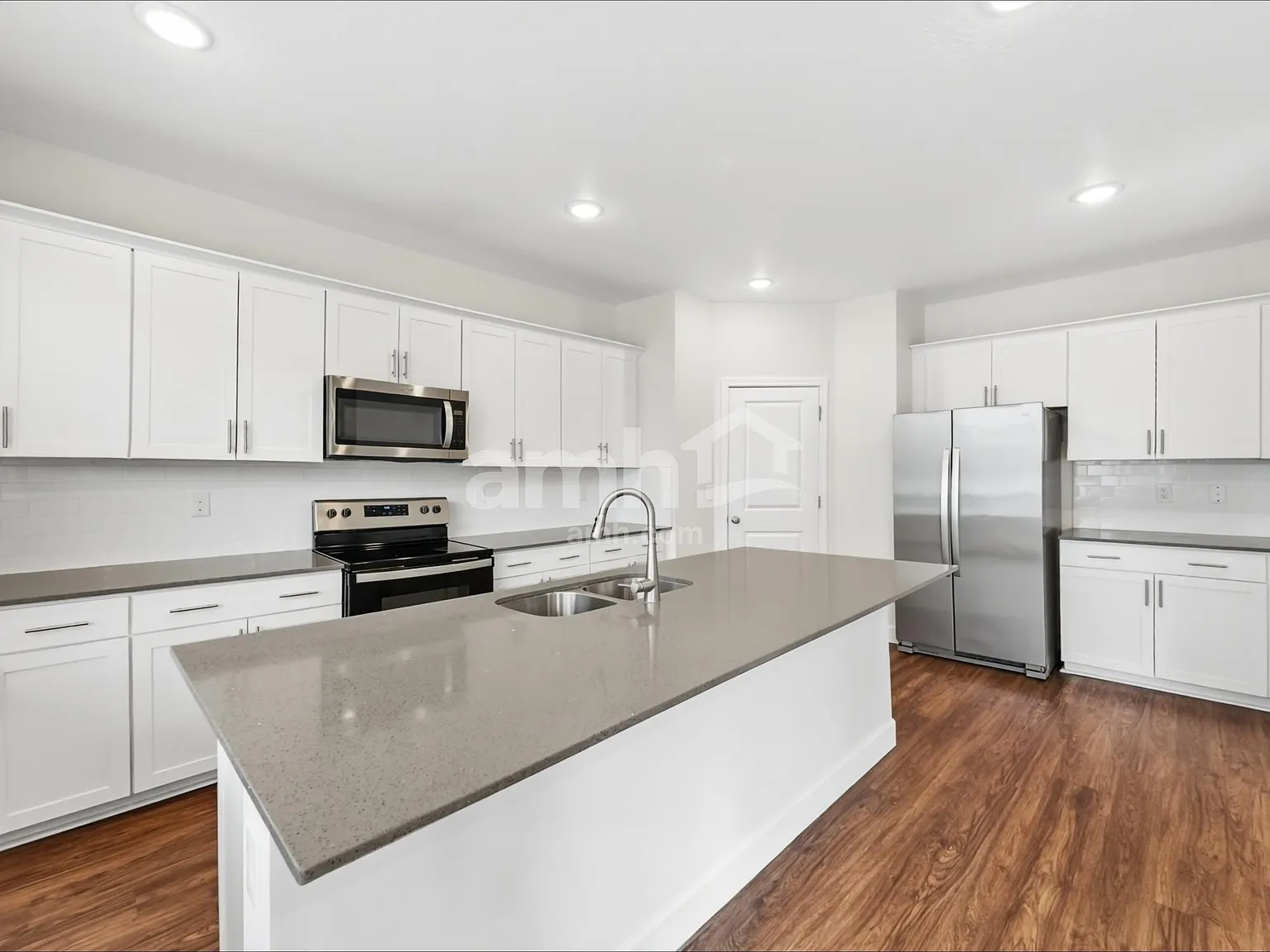 6 bed, 4.0 bath, 2942 sqft, $2,745 — Photo 3