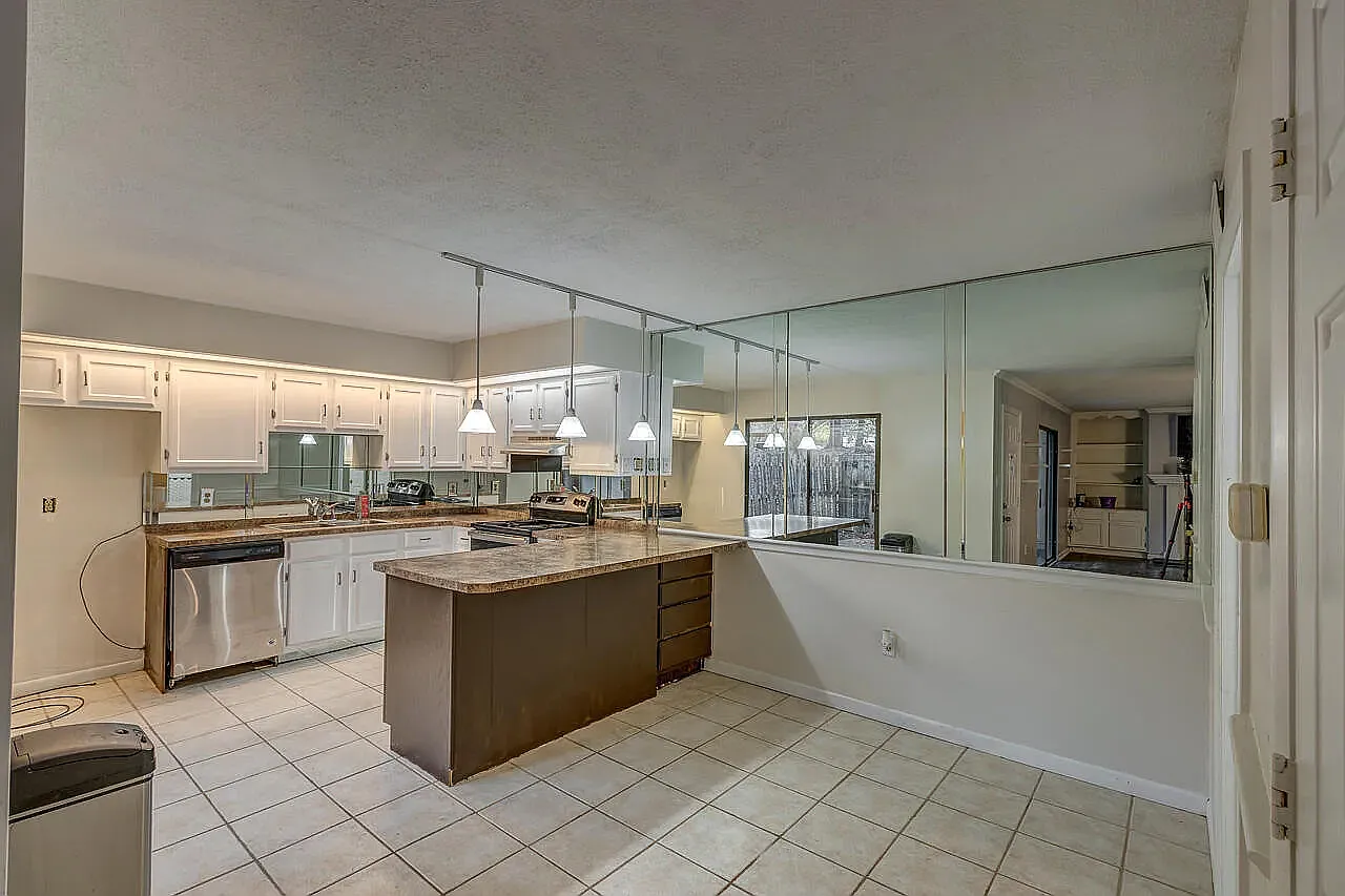2 bed, 1.5 bath, 1150 sqft, $1,550 — Photo 2