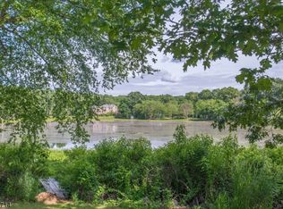 965 Colonial Rd, Franklin Lakes, NJ 07417