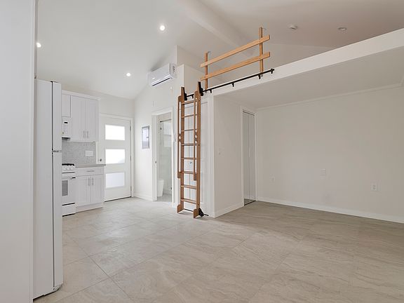 4th image of 19821 Bassett St #1