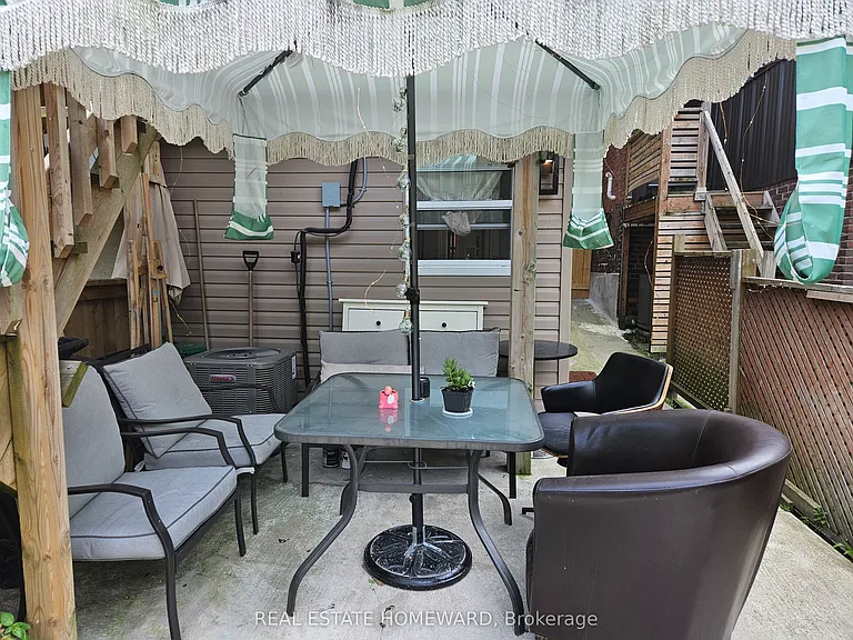 141 Coxwell Ave #LOWER — Photo 11