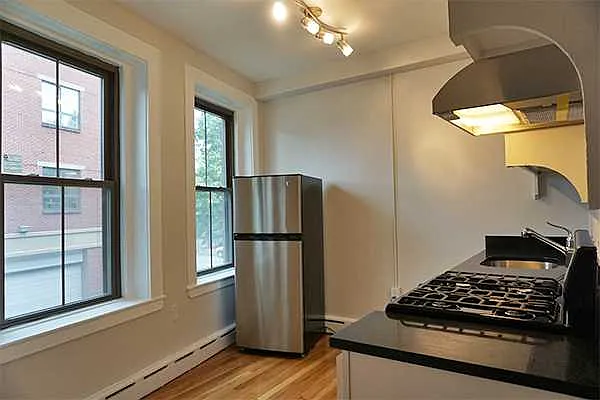 Willow St — Photo 5