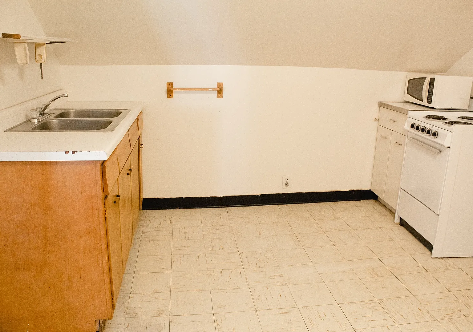 348 W Oak Street — Photo 3
