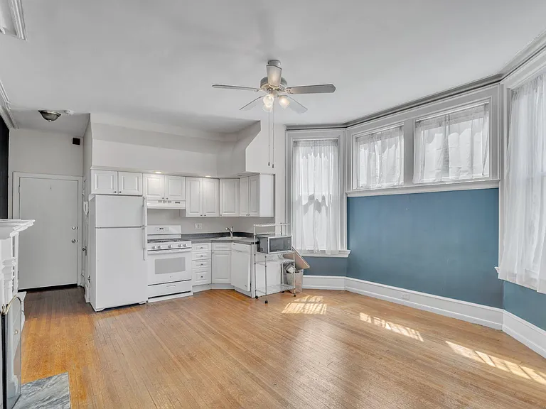 2027 Pine St #2R — Photo 6