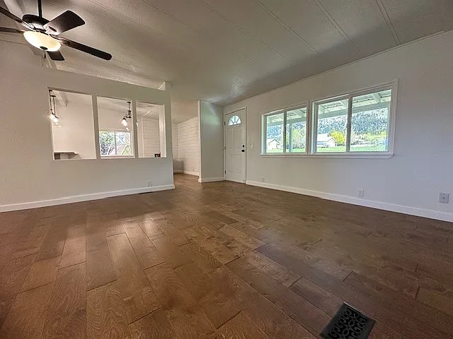 LARGE LIVING ROOM