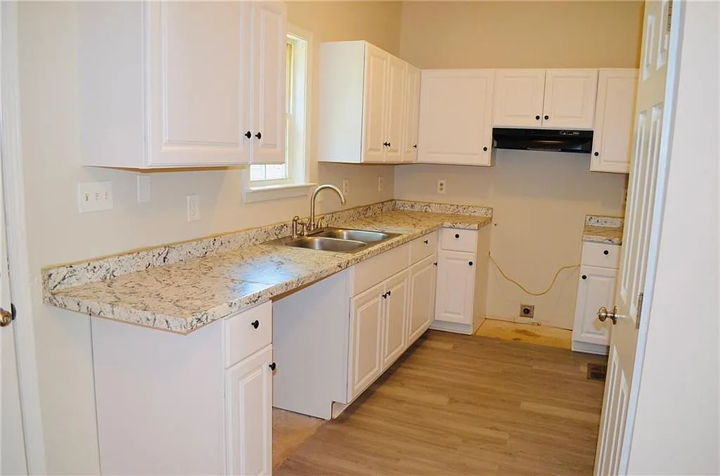 4 bed, 3.0 bath, 1440 sqft, $2,400 — Photo 2