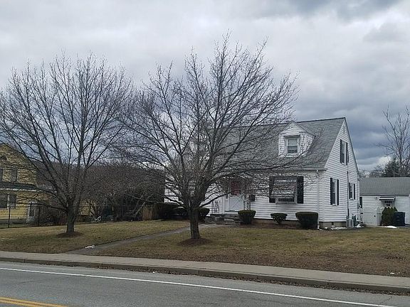 4th image of 890 Providence St