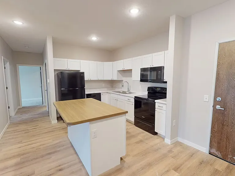 South Pointe Apartments — Photo 2
